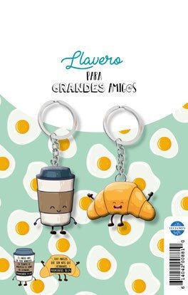 Ilustración de un juego de llaveros con personajes de dibujos animados en forma de taza de café y croissant, sobre un fondo con huevos fritos; un homenaje a los amigos que son más que hermanos.