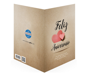 Una tarjeta de felicitación marrón de alta calidad con la inscripción «Feliz Aniversario» y dos corazones rosas en el anverso, además de un código de barras y un logotipo con un sello azul en el reverso. Incluye un sobre a juego y viene en una bolsa protectora.