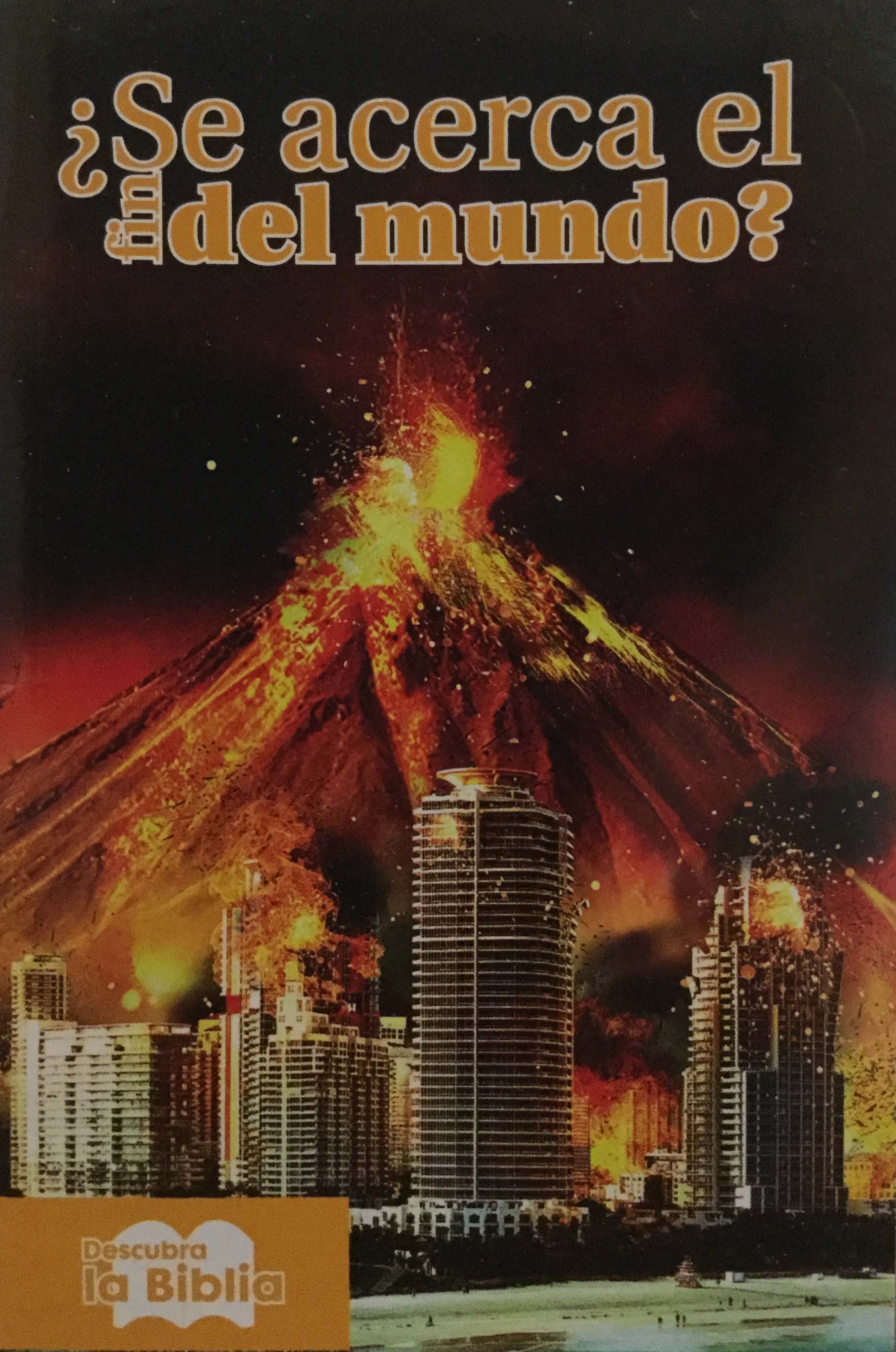 Un volcán en erupción arroja lava y humo tras los edificios de una ciudad moderna, con un texto en español que pregunta si se acerca el fin del mundo.