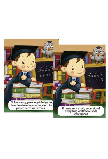 Un niño pequeño con un birrete de graduación está sentado sobre una pila de libros en un aula, con un búho dibujado en la pizarra y ecuaciones matemáticas detrás de él, mientras disfruta de un juego educativo que potencia la memoria bilingüe.