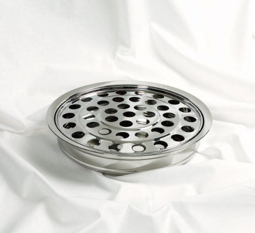 Un objeto redondo de acero inoxidable con agujeros circulares, parecido a una tapa de desagüe o a una bandeja perforada, colocado sobre un fondo de tela blanca: ideal para la compra de productos de calidad.