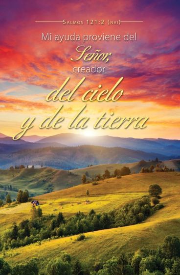 Versículo bíblico en español (Salmos 121:2) acompañado de un paisaje pintoresco de colinas verdes onduladas y un cielo colorido al amanecer o al atardecer, ideal para boletines de iglesia o para incluirlo en el orden del servicio. El texto afirma que la ayuda viene del Señor, Creador del cielo y de la tierra.
