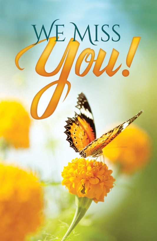 Una mariposa sobre una flor amarilla con la frase «¡Te echamos de menos!» escrita en letras grandes y decorativas en la parte superior: ideal para tarjetas postales. Cada tarjeta mide 3 1/2 x 5 1/2 y se vende en paquetes de 25.