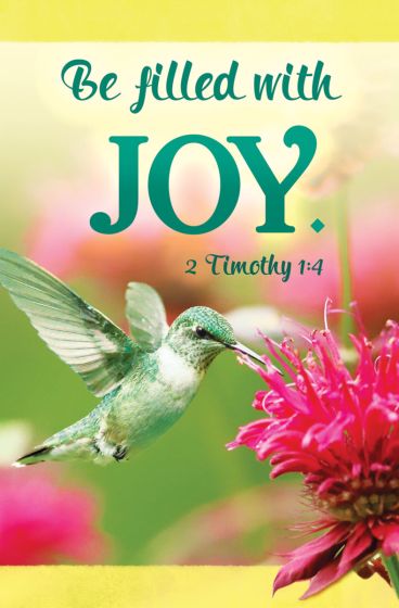 Un colibrí revolotea cerca de una flor rosa con un texto superpuesto: «Llénate de ALEGRÍA». 2 Timoteo 1:4 resalta sobre un fondo brillante y colorido, perfecto para boletines de iglesia o anuncios inspiradores de la iglesia.