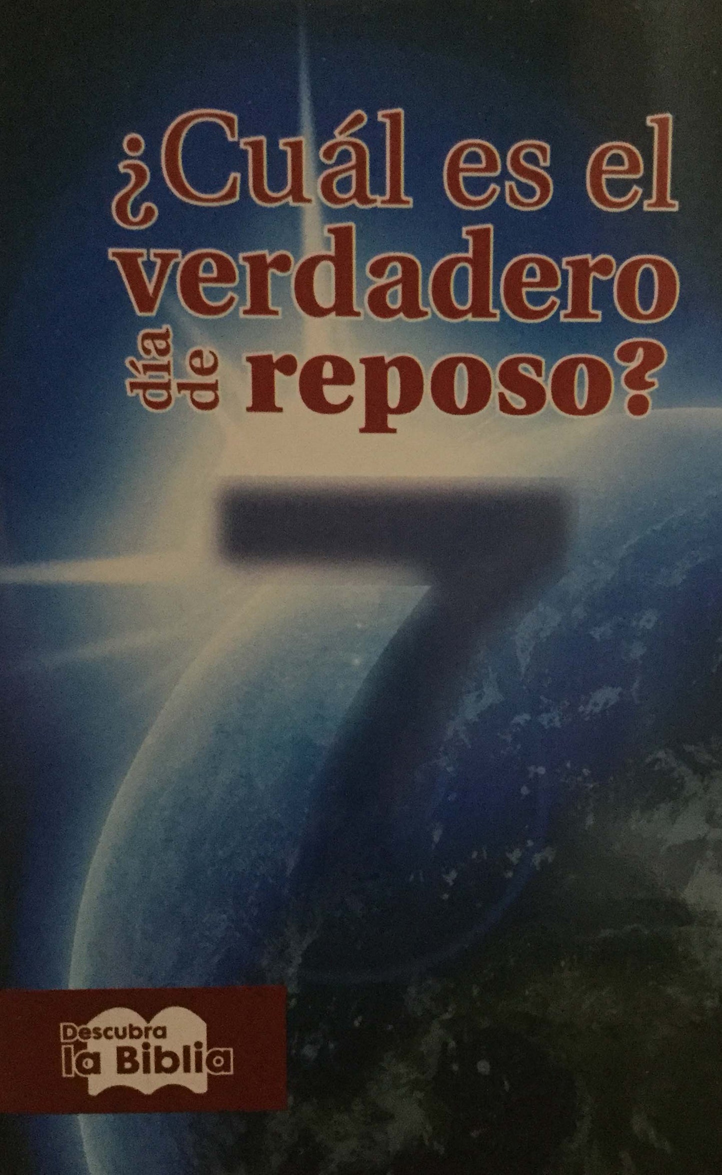 El texto en español de un folleto religioso reza: «¿Cuál es el verdadero día de reposo?», acompañado de una imagen de la Tierra, el número 7 y un icono de la Biblia en la parte inferior izquierda, que invita a la reflexión sobre el día especial señalado por Cristo.
