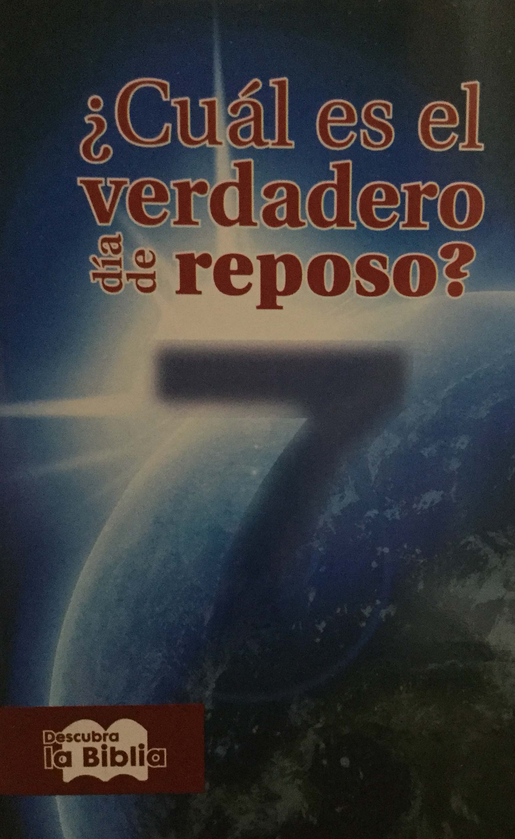 El texto en español de un folleto religioso reza: «¿Cuál es el verdadero día de reposo?», acompañado de una imagen de la Tierra, el número 7 y un icono de la Biblia en la parte inferior izquierda, que invita a la reflexión sobre el día especial señalado por Cristo.