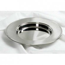 Un plato redondo de acero inoxidable con un borde ancho, colocado sobre una superficie de tela blanca: ideal para tus necesidades. Para obtener más información o adquirir este producto, llámanos.
