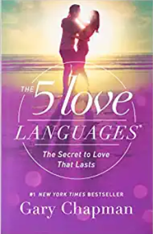 Portada del libro «Los cinco lenguajes del amor», de Gary Chapman, en la que aparece una pareja abrazándose en una playa al atardecer, lo que plasma la esencia de las relaciones y la sabiduría práctica que se recoge en esta nueva edición.
