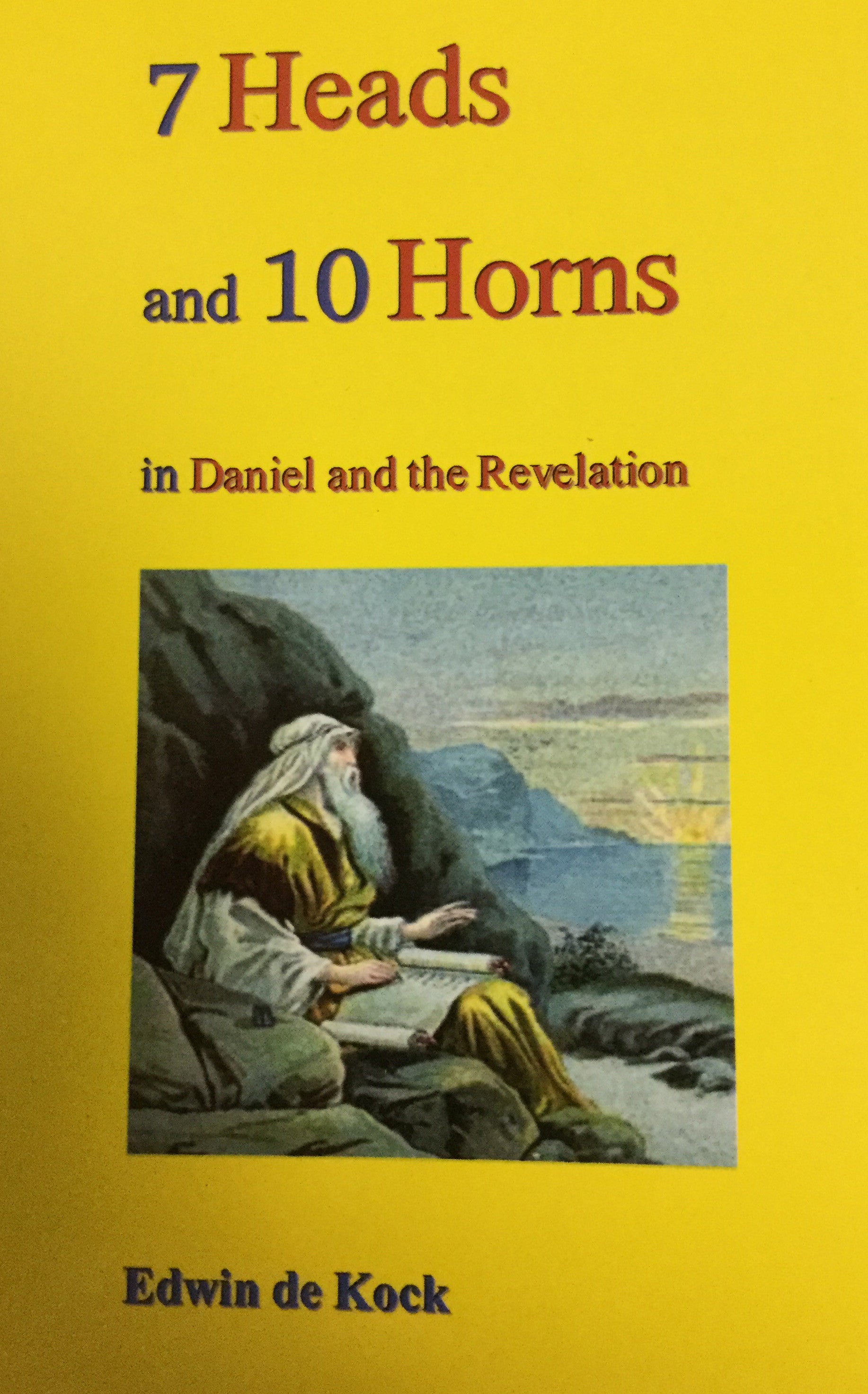 Portada del libro en la que aparece una ilustración de un hombre barbudo con túnica, sentado junto al agua, titulada «Las siete cabezas y los diez cuernos en Daniel y el Apocalipsis», de Edwin de Kock, que analiza la perspectiva historicista, sobre un fondo amarillo.