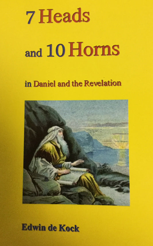Portada del libro en la que aparece una ilustración de un hombre barbudo con túnica, sentado junto al agua, titulada «Las siete cabezas y los diez cuernos en Daniel y el Apocalipsis», de Edwin de Kock, que analiza la perspectiva historicista, sobre un fondo amarillo.