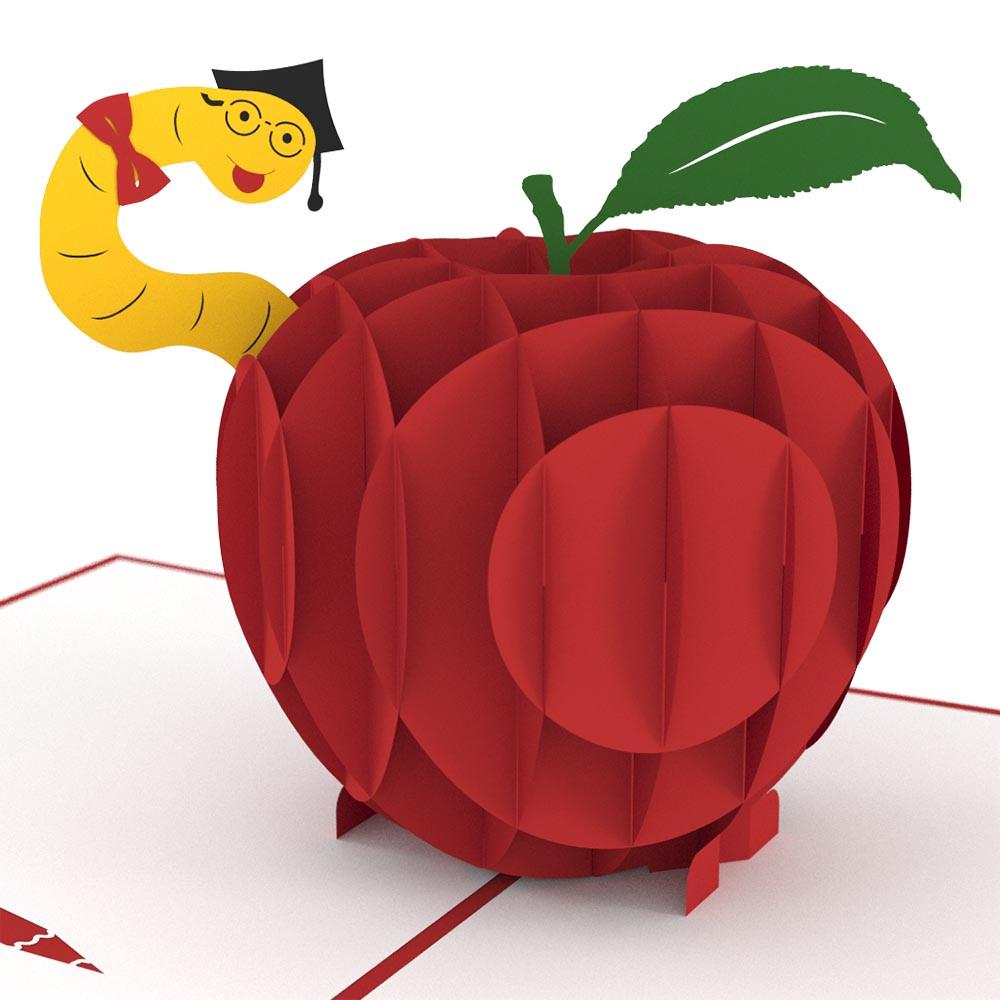 Una maqueta de papel en 3D de una manzana roja con una hoja verde, en la que aparece un gusano de dibujos animados con gafas, un birrete de graduación y una pajarita roja que sale de la manzana; ideal como tarjeta de alta calidad o como divertida tarjeta de 5 x 7 para ocasiones especiales.
