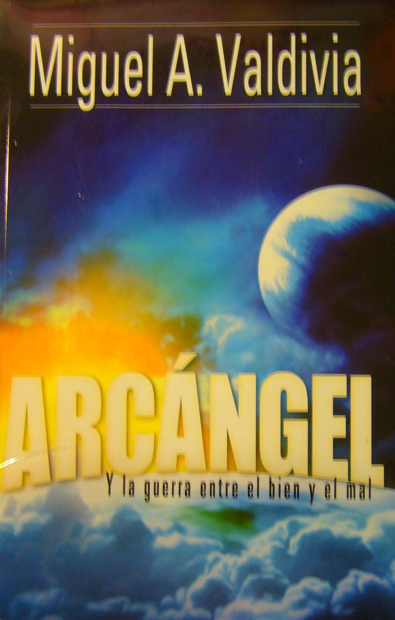Portada del libro *Arcángel*, de Miguel A. Valdivia, en la que aparecen nubes, un planeta y el subtítulo «Y la guerra entre el bien y el mal», que evoca la intervención angelical sobre un fondo de cielo luminoso.