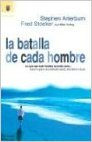 Portada del libro *La batalla de cada hombre*, de Stephen Arterburn y Fred Stoeker, en la que aparece un hombre caminando junto al agua con olas de tonos azules al fondo; una guía esencial para hombres cristianos que buscan la pureza en la sexualidad.