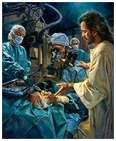 Unos cirujanos operan a un paciente en un quirófano, con una figura parecida a Jesús a su lado, que parece guiar sus manos. Presentada en formato de postal de 5 x 7 pulgadas, esta imagen transmite esperanza e intervención divina.
