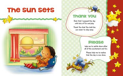Un niño está sentado en una silla junto a la ventana, contemplando la puesta de sol, mientras un texto propone oraciones para antes de dormir y da las gracias a Dios por el día. Rimas infantiles e ilustraciones suaves de estrellas y pájaros adornan la página a medida que la calma se va instalando.