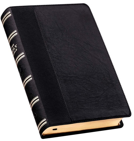Una Biblia de letra grande, encuadernada en cuero negro y cerrada, con las palabras «Holy Bible» en el lomo y páginas con bordes dorados.