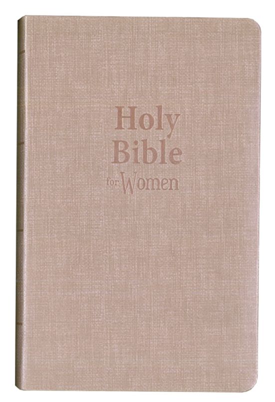 Se muestra, sobre un fondo blanco, una Biblia NKJV de tapa dura, de color rosa claro y cerrada, titulada «Holy Bible for Women» (La Santa Biblia para mujeres).