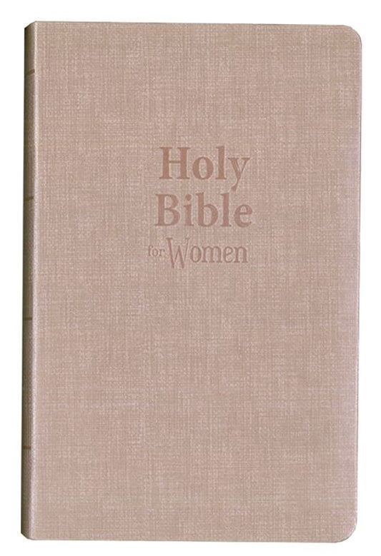Se muestra, sobre un fondo blanco, una Biblia NKJV de tapa dura, de color rosa claro y cerrada, titulada «Holy Bible for Women» (La Santa Biblia para mujeres).