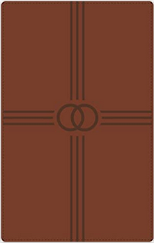 Cubierta de color marrón con un diseño minimalista en relieve de dos anillos entrelazados y cuatro líneas paralelas, tanto verticales como horizontales, perfecta para una «Biblia para parejas» o para devocionales diarios.