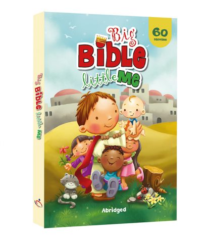 Los niños se reúnen alrededor de un adulto que les lee *Big Bible Little Me: 60 historias* al aire libre, rodeados de animales y de un pueblo. Las coloridas ilustraciones dan vida a estas historias bíblicas para niños, que aprenden juntos valores en plena naturaleza.