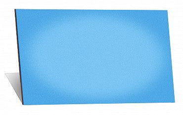 Una pizarra rectangular azul lisa y sin dibujar se encuentra en posición vertical sobre una superficie blanca, con un sutil degradado en el centro, que recuerda a un Franelógrafo Azul.