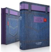 Dos libros de tapa dura con cubiertas con estampado de vaquero; el libro de delante luce una etiqueta morada con el título, mientras que el de detrás presenta un diseño que recuerda al bolsillo de unos vaqueros. Ideal como una Biblia portátil Reina Valera 1960 con letra grande para leer cómodamente en cualquier lugar.