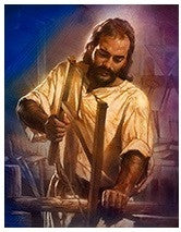 Un hombre barbudo, vestido con una camisa clara, utiliza una sierra para cortar madera en un taller; la imagen está perfectamente captada para una tarjeta postal de 5 x 7 pulgadas.