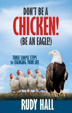 Portada del libro «¡No seas un pollo! (¡Sé un águila!)»: cuatro pollos posan junto a un majestuoso águila calva bajo un cielo nublado, lo que insinúa una inspiradora historia sobre el águila y el cambio bíblico. Autor: Rudy Hall.