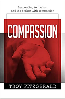 Portada del libro *Compassion*, de Troy Fitzgerald, en la que aparece una mano extendida en tonos rojos, con el subtítulo: «Responder con compasión a los perdidos y a los quebrantados»: un impactante devocional para jóvenes adultos inspirado en las parábolas de Jesús.