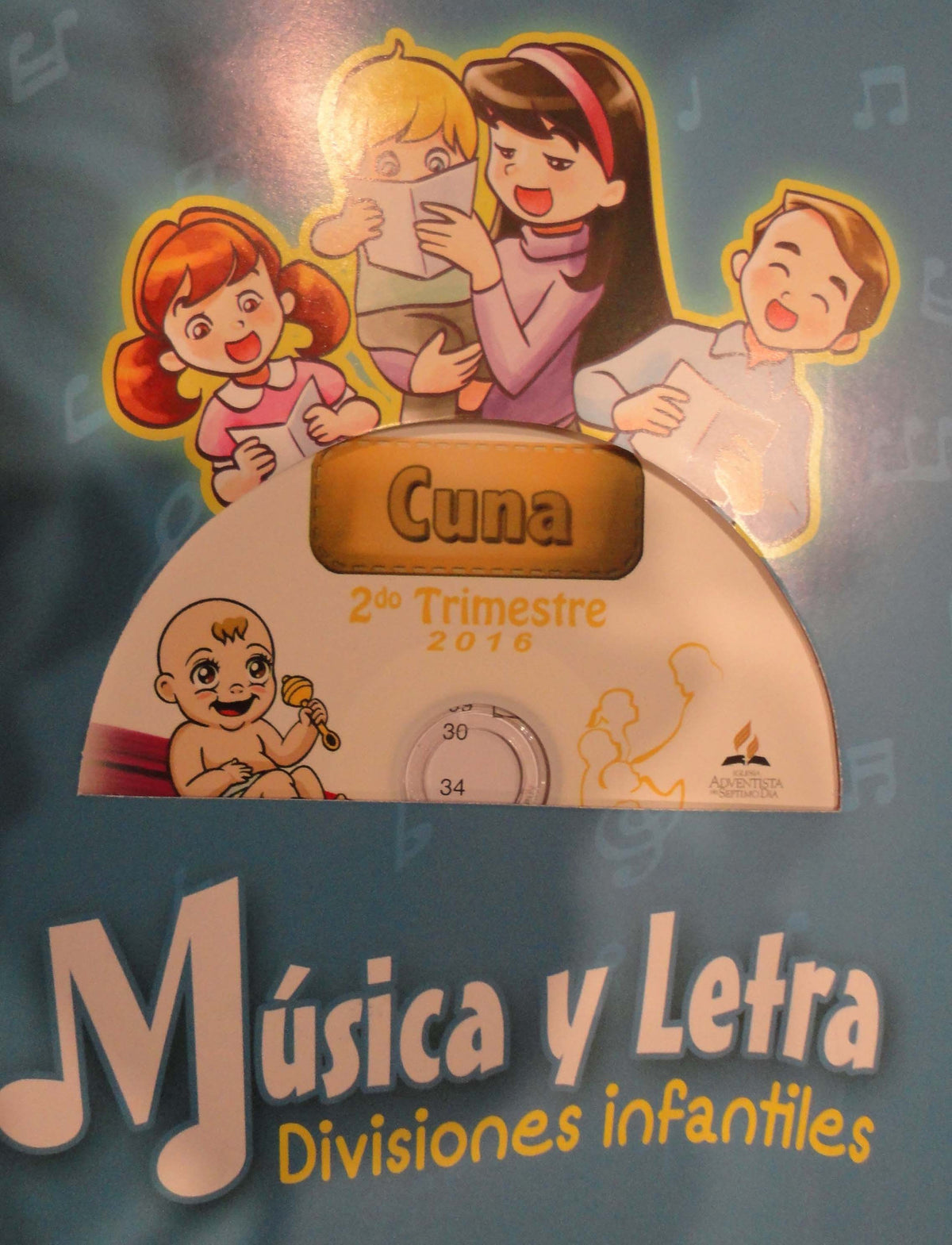 Un folleto y un CD titulados «Cuna, 2.º trimestre de 2016: Música y letra — Divisiones infantiles», con la letra impresa y un CD con canciones, además de ilustraciones de niños y adultos cantando.