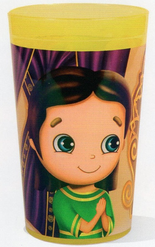 Un vaso de plástico con la ilustración de una niña de dibujos animados sonriente, con grandes ojos azules, pelo castaño y un vestido verde, sobre un fondo decorativo.
