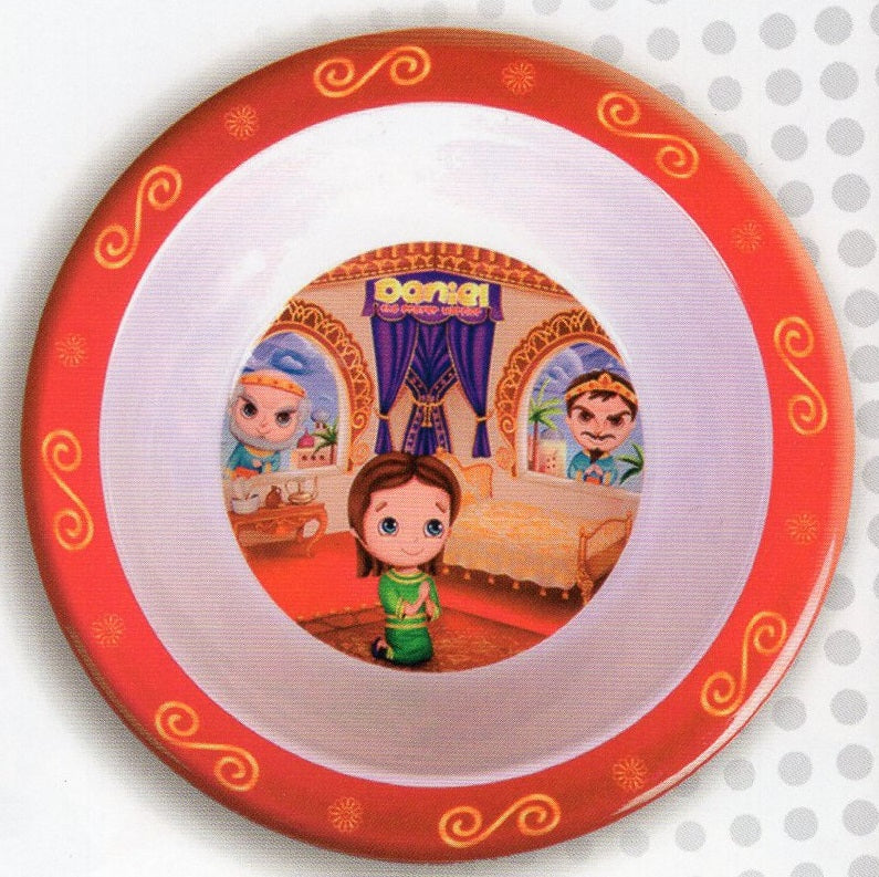 Un plato rojo con arabescos dorados en el que se ve, en el centro, la ilustración de una niña vestida de verde de pie en una habitación decorada, con dos adultos al fondo.