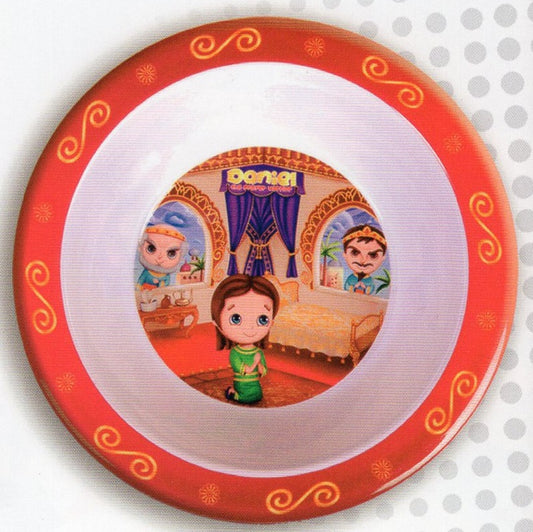 Un plato rojo con arabescos dorados en el que se ve, en el centro, la ilustración de una niña vestida de verde de pie en una habitación decorada, con dos adultos al fondo.