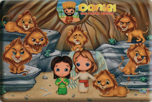 Ilustración de Daniel en la fosa de los leones, rodeado de leones, con un ángel y una figura observando desde arriba. Impresa en un mantel individual de 18 x 12, el título reza: «Daniel, el guerrero de la oración».
