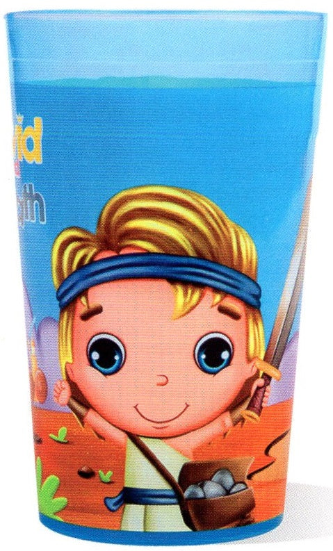 Un vaso de plástico en el que aparece un niño de dibujos animados con el pelo rubio, que sostiene una espada y una honda, con piedras en una bolsa, sobre un fondo azul.