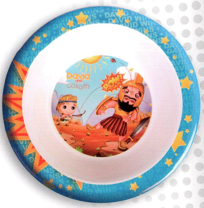 Un plato infantil presenta una ilustración de cómic de David y Goliat con el texto «¡POW!», un borde exterior azul con estrellas amarillas y un fondo soleado.