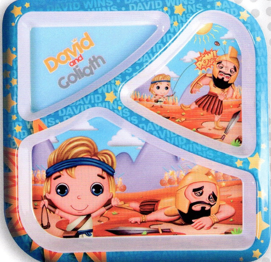 Plato infantil con ilustraciones de dibujos animados de David y Goliat; David sostiene una honda y Goliat está cayendo tras recibir un golpe en la frente.