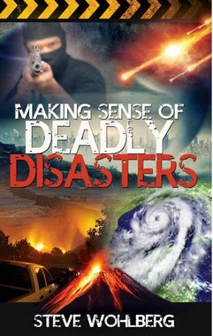 Portada del libro *Making Sense of Deadly Disasters*, de Steve Wohlberg, en la que aparecen imágenes de una persona enmascarada con un arma, explosiones, incendios forestales, un huracán y un volcán en erupción; el libro aborda el cambio climático y las profecías bíblicas sobre el fin de los tiempos.