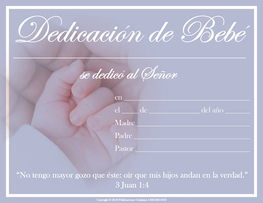 Plantilla de certificado para la dedicación de un bebé, tamaño 8 1/2 x 11, con espacios para el nombre del bebé, la fecha, los padres y el pastor. Muestra la mano de un adulto cogida de la mano de un bebé e incluye un versículo bíblico.