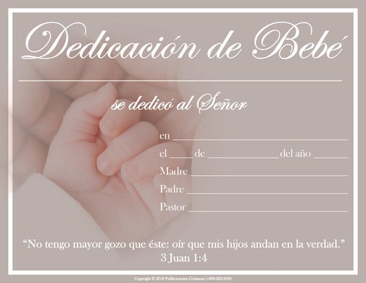 Un certificado de dedicación de un bebé en papel de tamaño carta (8 1/2 x 11), con espacios para rellenar los datos de la ceremonia, superpuesto sobre la imagen de un adulto que sostiene la mano de un bebé.