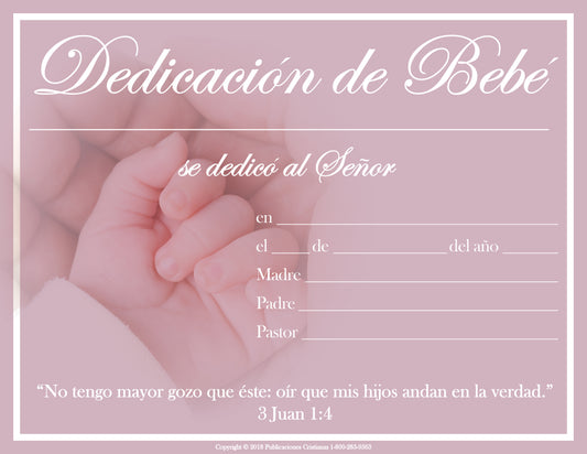 Certificado para la bendición de un bebé, tamaño 8 1/2 x 11, con espacios para rellenar la fecha, los nombres de la madre, el padre y el pastor, y con una imagen de fondo en la que aparece un adulto cogido de la mano de un bebé.
