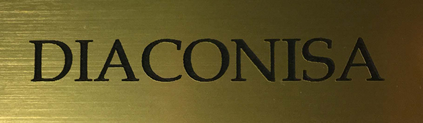 Placa de oro con la palabra «DIACONISA» grabada en mayúsculas negras, que incluye un distintivo práctico con imán para fijarla fácilmente.