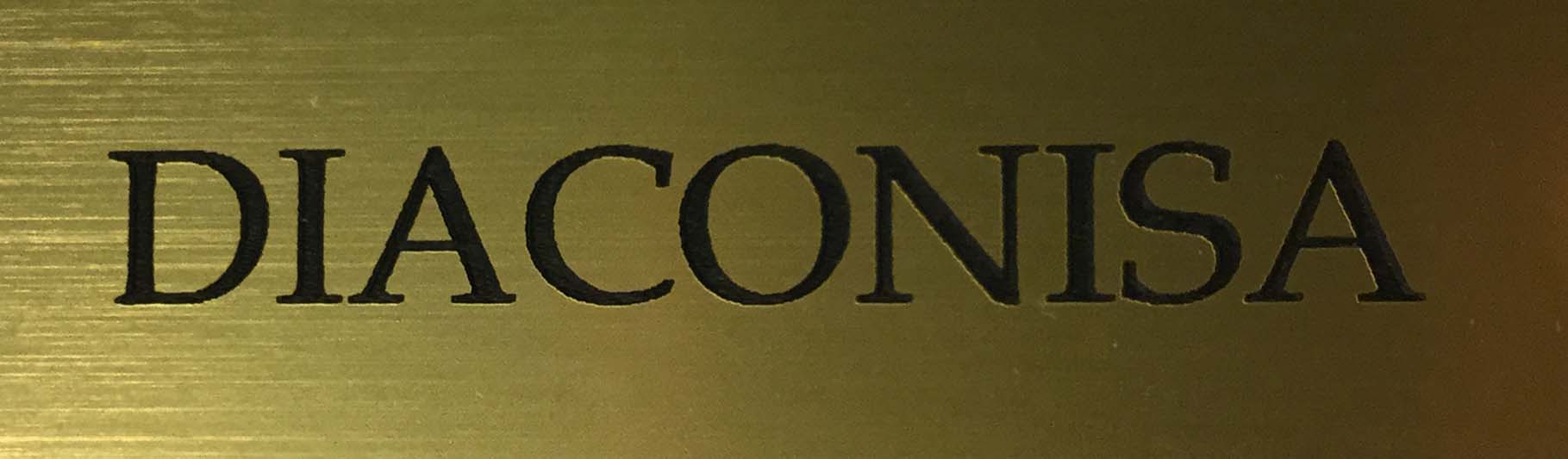 Placa de oro con la palabra «DIACONISA» grabada en mayúsculas negras, que incluye un distintivo práctico con imán para fijarla fácilmente.