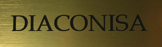 Placa de oro con la palabra «DIACONISA» grabada en mayúsculas negras, que incluye un distintivo práctico con imán para fijarla fácilmente.