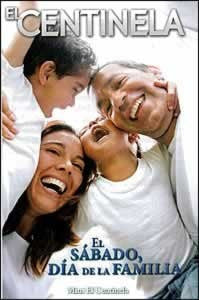 Una familia de cuatro miembros, sonriente, aparece acurrucada, con aire alegre; en la parte superior se lee el texto en español «El sábado, día de la familia» y «El Centinela», en el que se destacan los Paquetes de 100 y el Mini Centinela.
