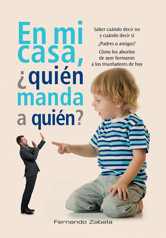 Un niño pequeño está sentado y señala a un hombre adulto en miniatura vestido con traje. La imagen está cubierta por un texto en español, que incluye el título «En mi casa, ¿quién manda a quién?», lo que alude a la educación de los niños y a las reflexiones sobre los roles de los adultos en la familia.