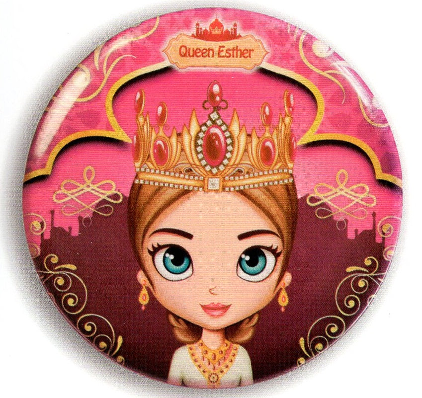 Botón ilustrado con una representación caricaturesca de la reina Ester con una corona enjoyada, grandes ojos azules y un fondo ornamentado en tonos rosa y dorado.