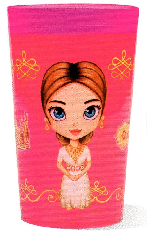 Un vaso de plástico rosa con la ilustración de una niña de pelo castaño recogido en un moño, que lleva un vestido blanco y joyas doradas, con motivos decorativos amarillos y una corona.