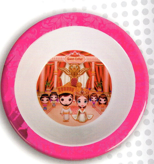 Un plato decorativo con un borde rosa muestra unos personajes ilustrados con la leyenda «Reina Ester», situados en un escenario palaciego.