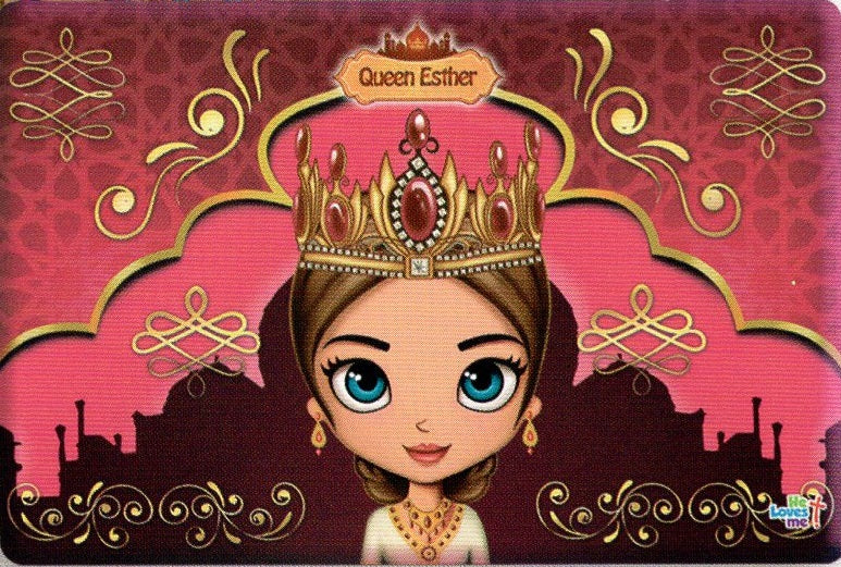 Ilustración de estilo caricaturesco de la reina Ester, con grandes ojos azules, una corona enjoyada y joyas reales, sobre un fondo decorativo en tonos rosa y dorado: ideal como adorno individual para la repisa de la chimenea de 18 x 12 o como un encantador mantel individual.